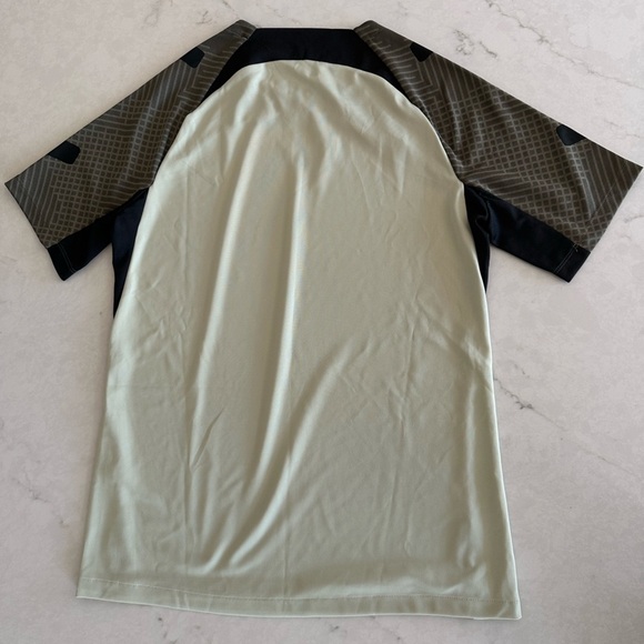 Nike Men’s Green Drifit Top - Picture 3 of 3